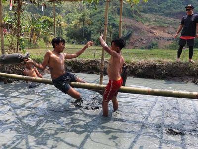 Keseruan Bocil Ikut Lomba Gebuk Bantal di Bandung Barat