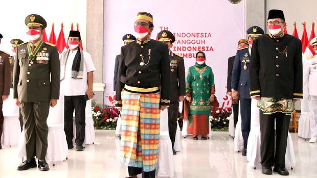 Menko Polhukam Mahfud MD mengenakan busana adat Bugis-Makassar saat mengikuti upacara peringatan HUT Kemerdekaan ke-76.