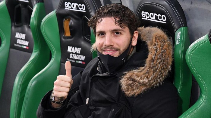 REGGIO NELLEMILIA, ITALY - JANUARY 14:  Manuel Locatelli of US Sassuolo looks on during the Coppa Italia match between US Sassuolo and SPAL at Mapei Stadium - Citta del Tricolore on January 14, 2021 in Reggio nellEmilia, Italy. Sporting stadiums around Italy remain under strict restrictions due to the Coronavirus Pandemic as Government social distancing laws prohibit fans inside venues resulting in games being played behind closed doors. (Photo by Alessandro Sabattini/Getty Images)
