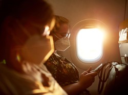 Pamer Mau Bagi-bagi Uang buat Lepas Masker di Pesawat, Pria Ini Dikecam