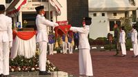 Melihat Khidmatnya Penurunan Bendera di Karawang