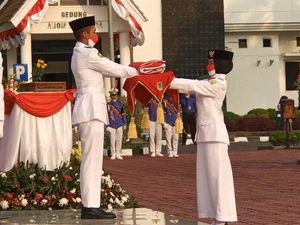 Melihat Khidmatnya Penurunan Bendera di Karawang Melihat Khidmatnya Penurunan Bendera di Karawang