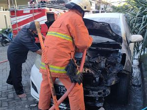 Gegara Ada yang Bakar Sampah, Mobil Milik Warga Surabaya Ini Ikut Terbakar