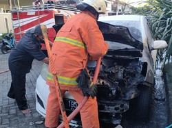 Gegara Ada yang Bakar Sampah, Mobil Milik Warga Surabaya Ini Ikut Terbakar