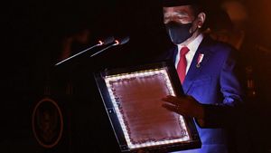 Momen Jokowi Pimpin Apel Kehormatan dan Renungan Suci di TMP Kalibata