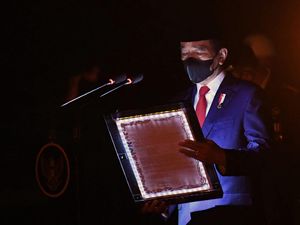 Momen Jokowi Pimpin Apel Kehormatan dan Renungan Suci di TMP Kalibata