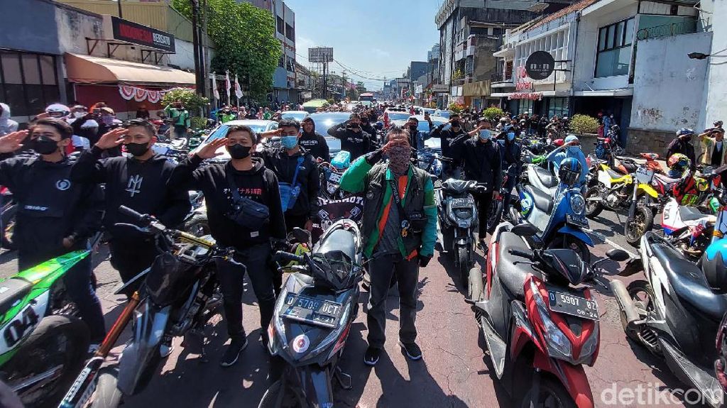 Momen Para Pengendara di Bandung Nyanyikan Indonesia Raya