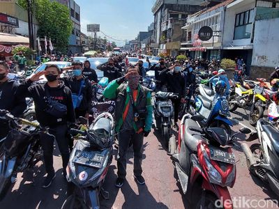 Momen Para Pengendara di Bandung Nyanyikan Indonesia Raya