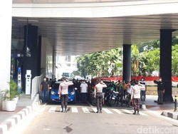 Indonesia Raya Berkumandang di Perempatan CSW, Pengendara Sikap Sempurna