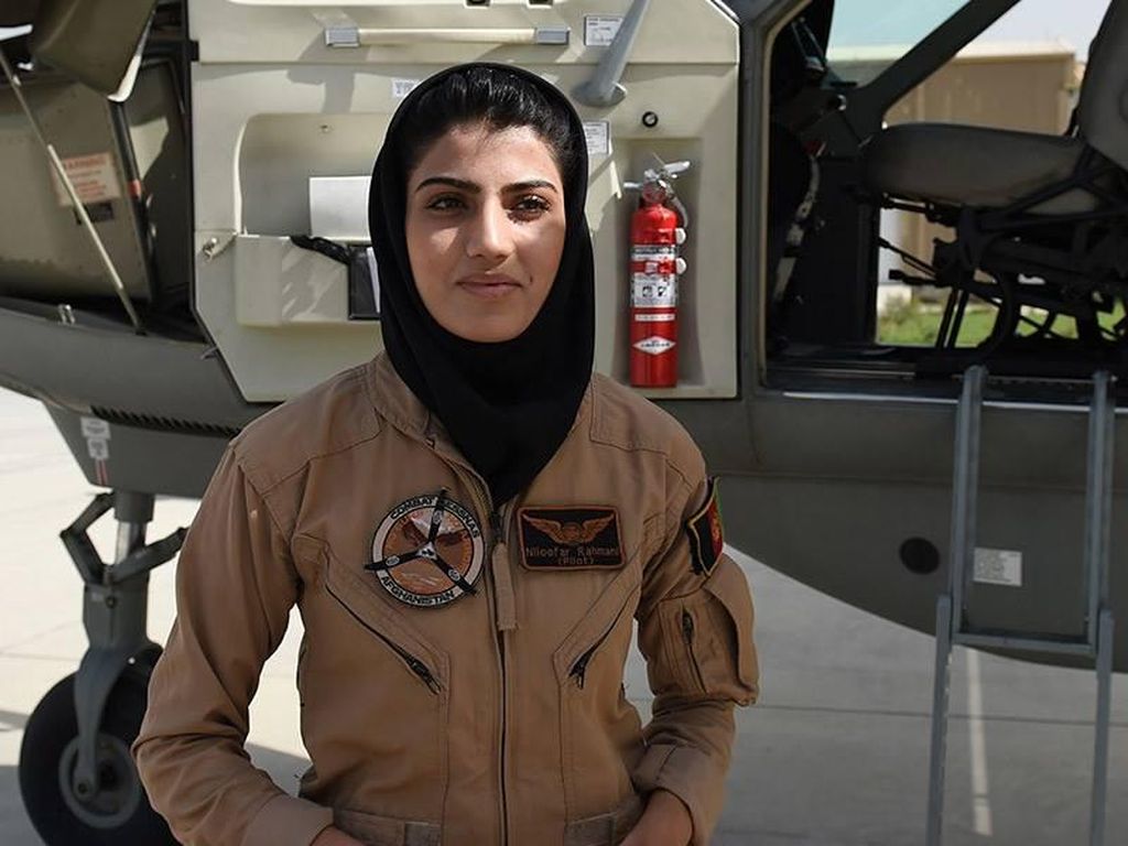 8 Foto Pilot Wanita Pertama Afghanistan yang Pernah Diancam Mati Taliban