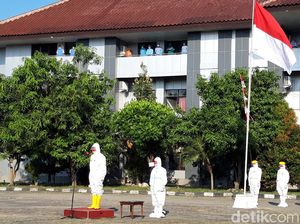 Pakai APD, Ganjar Upacara HUT RI Bareng Nakes-Pasien COVID-19 Pakai APD, Ganjar Upacara HUT RI Bareng Nakes-Pasien COVID-19