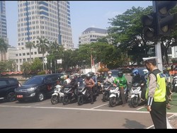 Momen Pengendara di Patung Kuda Jakpus Hentikan Lajunya Saat Pukul 10.17 WIB