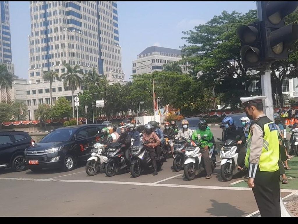 Momen Pengendara di Patung Kuda Jakpus Hentikan Lajunya Saat Pukul 10.17 WIB Momen Pengendara di Patung Kuda Jakpus Hentikan Lajunya Saat Pukul 10.17 WIB