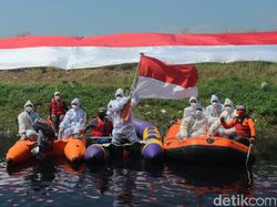 Peringati HUT RI, Pegiat Lingkungan Bandung Kenakan APD Dukung Nakes
