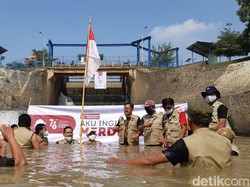 Pegiat Lingkungan Karawang Gelar Upacara Bendera di Bendung Barugbug