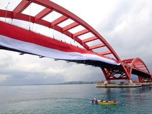 Kemegahan Jembatan Youtefa Berbalut Bendera Merah Putih Kemegahan Jembatan Youtefa Berbalut Bendera Merah Putih