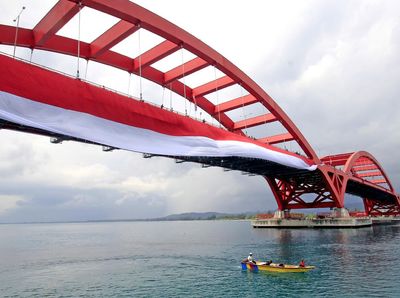 Kemegahan Jembatan Youtefa Berbalut Bendera Merah Putih