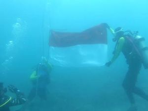 Momen Pengibaran Bendera Merah Putih di Bawah Laut Pulau Sangiang