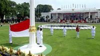 Presiden Jokowi Pimpin Upacara Pengibaran Sang Saka Merah Putih di Istana