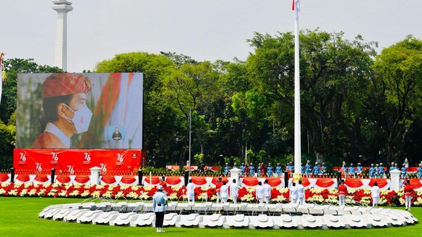 Pengibaran Bendera Istana 17 an di istana merdeka