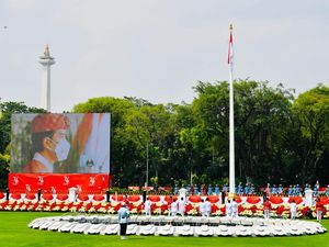 Qyara Maharani Jadi Pembawa Baki Saat Upacara Penurunan Bendera di Istana