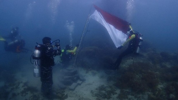 Pengibaran bendera Merah Putih di bawah laut selat sunda | Foto : news.detik.com Pengibaran bendera Merah Putih di bawah laut selat sunda | Foto : news.detik.com