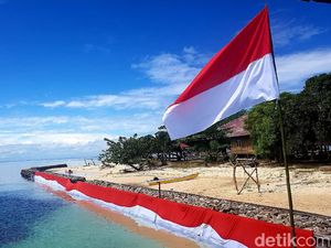 HUT ke-76 RI, Warga Polman Bentangkan Bendera Sepanjang 76 Meter di Laut