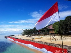 HUT ke-76 RI, Warga Polman Bentangkan Bendera Sepanjang 76 Meter di Laut