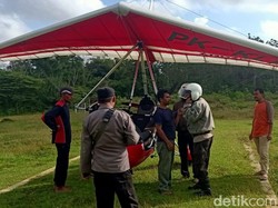 Cuaca Buruk, Bendera Merah Putih Raksasa di Langit Banyuwangi Batal Dikibarkan