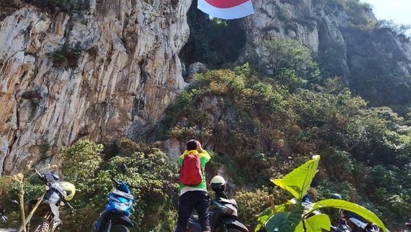Memotret Merah Putih di Tebing Hawu