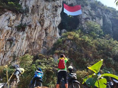 Memotret Merah Putih di Tebing Hawu