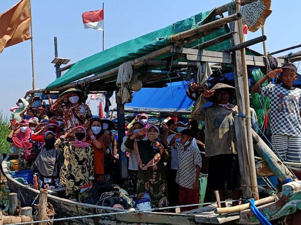 Saat Nelayan Ikut Upacara Bendera dari Atas Kapal