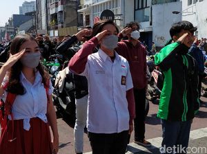 Ribuan Pengendara di Bandung Berdiri Sikap Sempurna-Nyanyikan Indonesia Raya