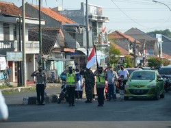 Peringati HUT RI, Polantas Cirebon Gelar Upacara Bendera di Perempatan Jalan