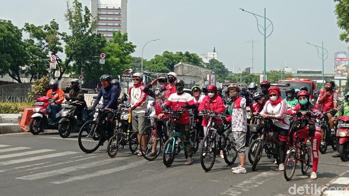 Pesepeda di Jalan Gatsu Jakarta perilaku tepat 3 menit pukul 10.17 WIB di HUT ke-76 RI (Wilda Hayatun Nufus/detikcom).