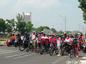 Cakep! HUT RI, Pesepeda di Gatsu Jakarta Sikap Sempurna Pukul 10.17 WIB