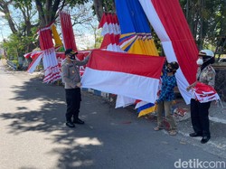 Polisi di Nganjuk Borong Bendera, Pedagang pun Semringah