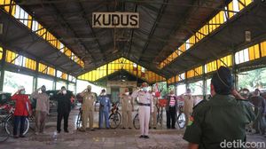 Potret Komunitas Sepeda Gelar Upacara HUT RI di Eks Stasiun Kudus