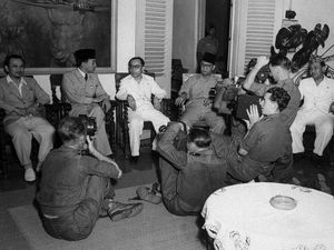 Kala Bung Karno Ajak Warga Aceh Patungan Beli Pesawat Kala Bung Karno Ajak Warga Aceh Patungan Beli Pesawat