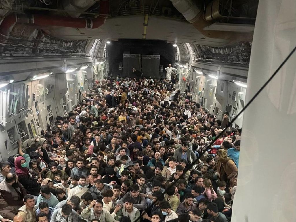 Genting! Satu Pesawat Militer AS Angkut 600 Warga Afghanistan dari Kabul