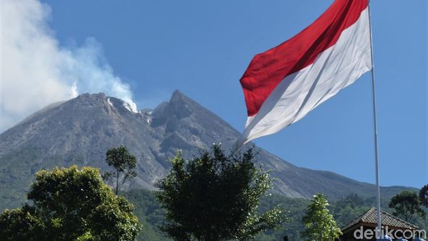 Rayakan HUT RI, Bendera Merah Putih Berkibar di Lereng Merapi