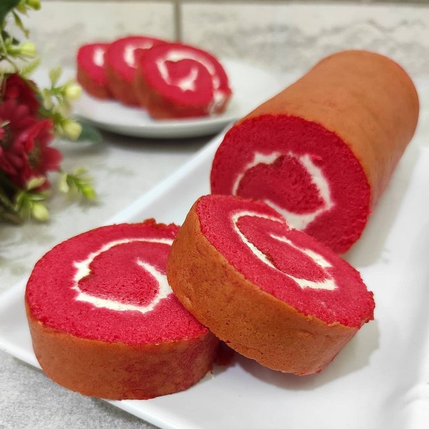 Resep kreasi bolu gulung merah putih/ Foto: Instagram.com/dessy_cookies