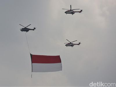 Saat Merah Putih Hiasi Langit Ibu Kota di Hari Kemerdekaan RI