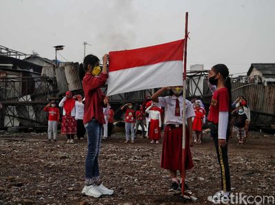 Semangat Anak di Pesisir Utara Jakarta Gelar Upacara HUT ke-76 RI
