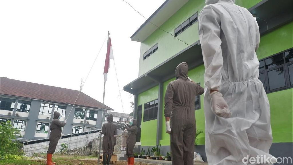 Semangat Nakes di Banjarnegara Gelar Upacara HUT RI Kala Pandemi Semangat Nakes di Banjarnegara Gelar Upacara HUT RI Kala Pandemi