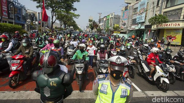 Potret Sikap Sempurna Pejalan di Depok Jelang Detik-detik Proklamasi