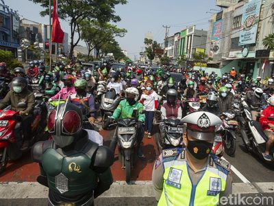 Potret Sikap Sempurna Pejalan di Depok Jelang Detik-detik Proklamasi