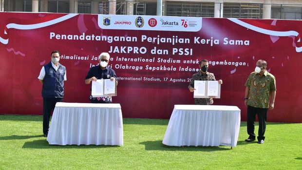 Penandatanganan kerjasama Jakpro dan PSSI terkait penggunaaan JIS. (Doc Jakpro)