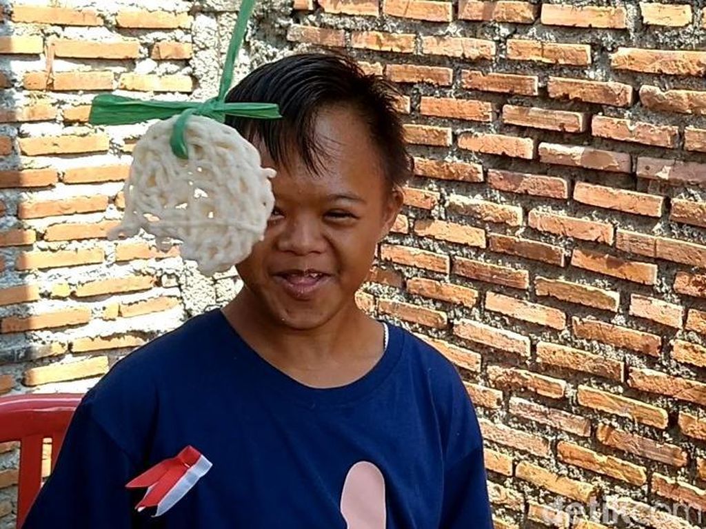 Suka Cita Penyandang Disabilitas di Pekalongan Rayakan HUT Ke-76 RI Suka Cita Penyandang Disabilitas di Pekalongan Rayakan HUT Ke-76 RI