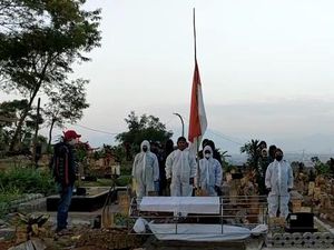 HUT ke-76 RI, Tim Pikul Jenazah TPU Cikadut Kibarkan Bendera Setengah Tiang HUT ke-76 RI, Tim Pikul Jenazah TPU Cikadut Kibarkan Bendera Setengah Tiang